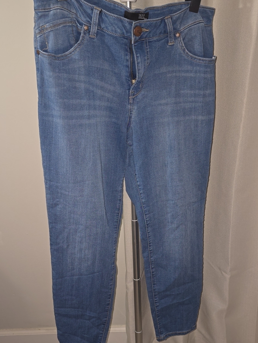 1822 Denim Skinny Jeans in Mid Blue Wash